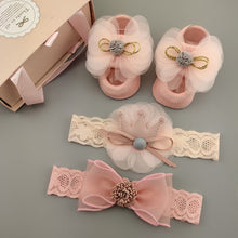 Load image into Gallery viewer, Newborn Girls Giftbox
