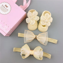 Load image into Gallery viewer, Newborn Girls Giftbox
